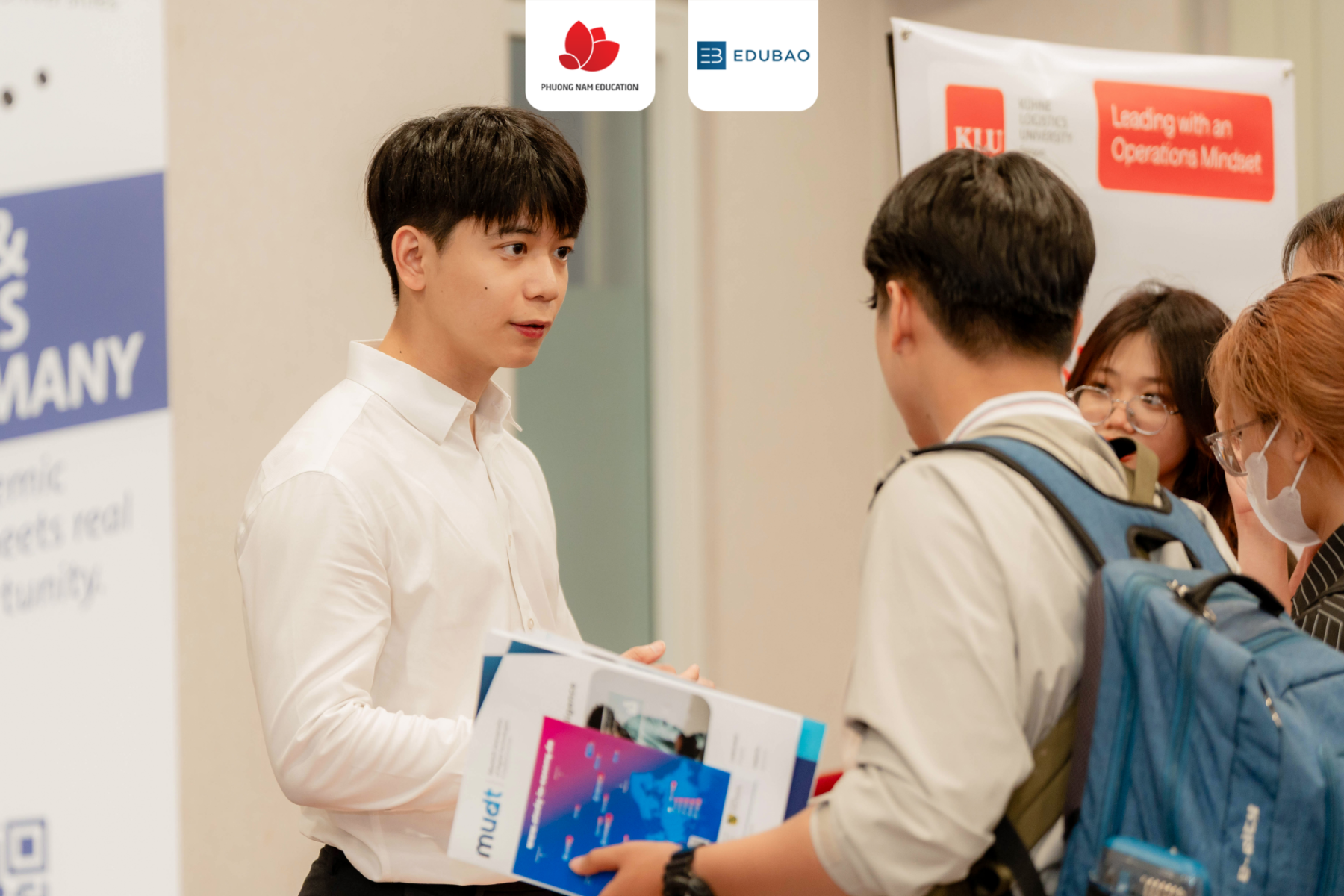 Đại diện các trường Đại học Đức giải đáp thắc mắc của người tham dự