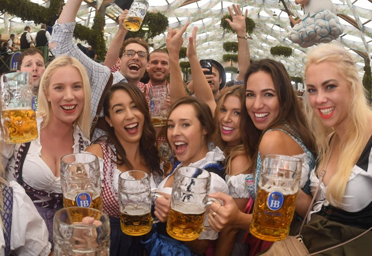 Du học sinh tham gia lễ hội bia ở Đức